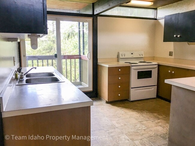 Building Photo - Taylor Ave Tri-Plex