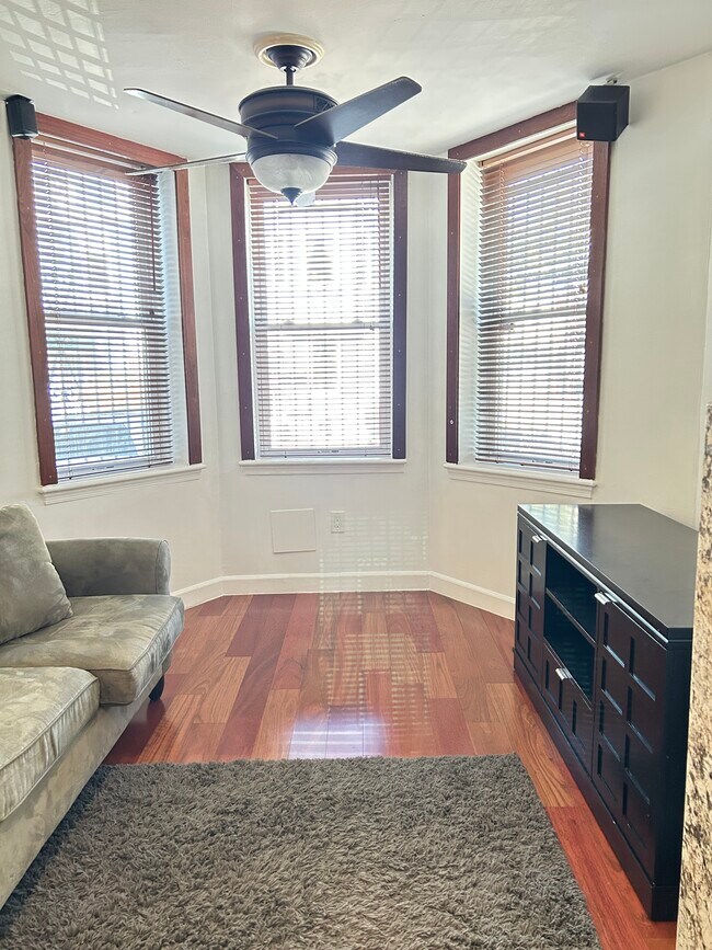 Sala de estar - 118 Bates St NW