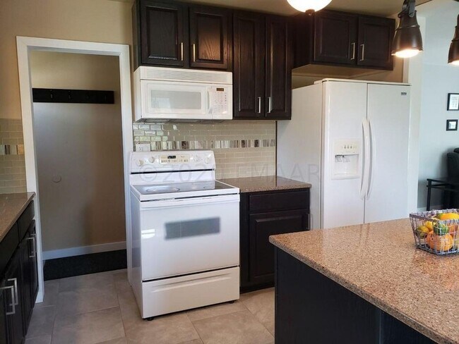 Building Photo - 4 Bedroom Across from MSUM!
