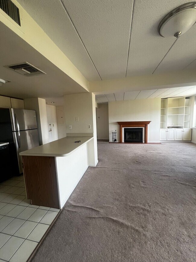 Foto del edificio - Renovated Allston 2 bed/2 bath Condo on Brainerd Rd.  Central A/C, Garage Parking Inc, Pool, Elev...