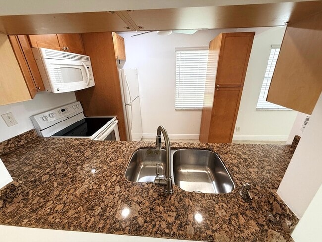 Building Photo - 586 Normandy Ln