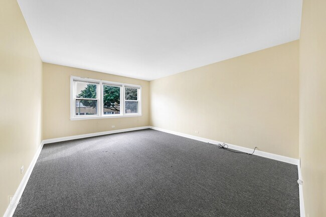 Building Photo - 2626 W Balmoral Ave