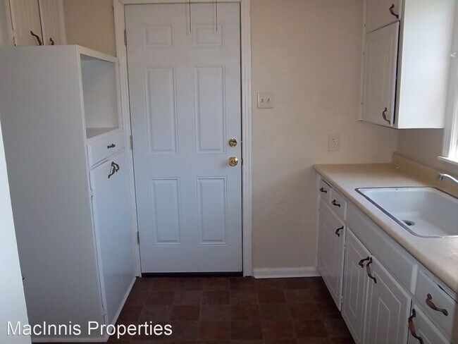 Building Photo - 2 br, 1 bath House - 1406 N Lake St