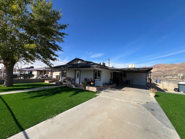 Building Photo - Beautiful 3 Bedroom 1 Bathroom House with Fenced and Landscaped Yard with All Utilities Included