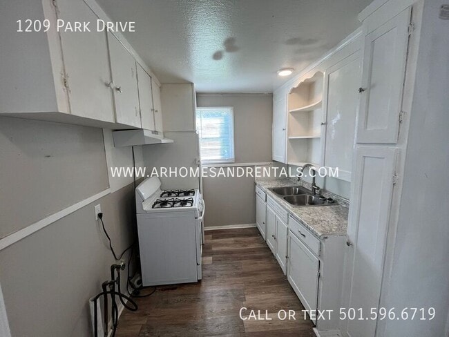 Building Photo - 1209 Park Dr