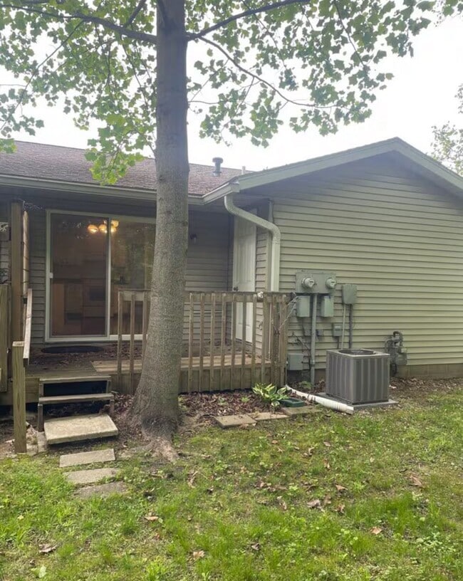 Building Photo - 3 bedroom/ 2 bath
