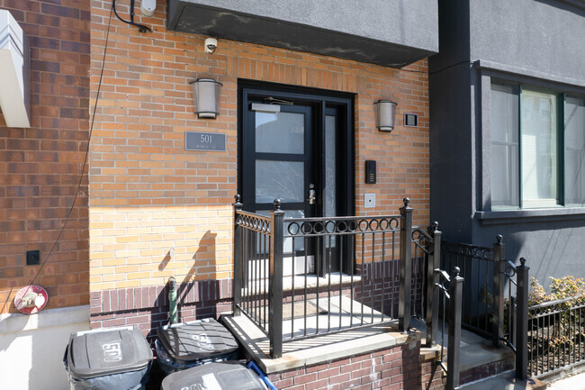 Entrance - 501 Monroe St
