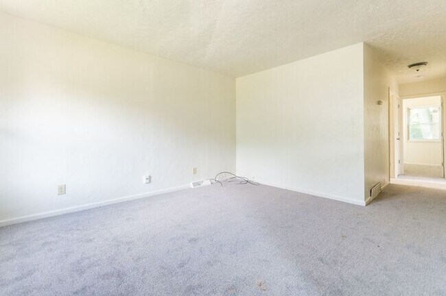 Foto del edificio - Just Updated 3BD Home in Lee/Harvard Area