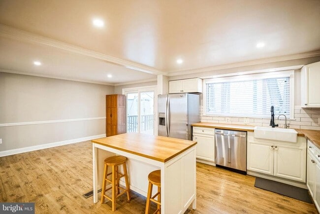 Foto del edificio - 16080 Deer Park Dr