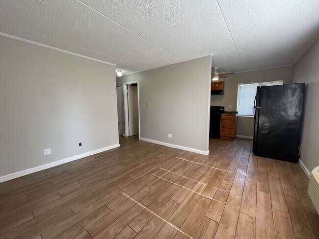Building Photo - 2 Bedroom and 1 Bath Condominium.  Conveni...