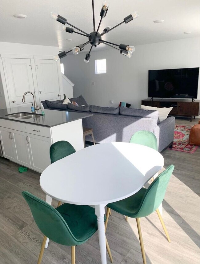 Building Photo - Gorgeous Row End Townhome!