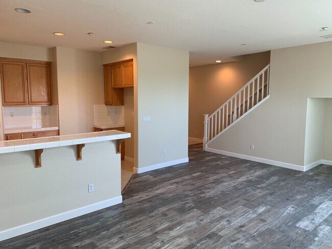 Building Photo - Great Townhouse in Gated Community!