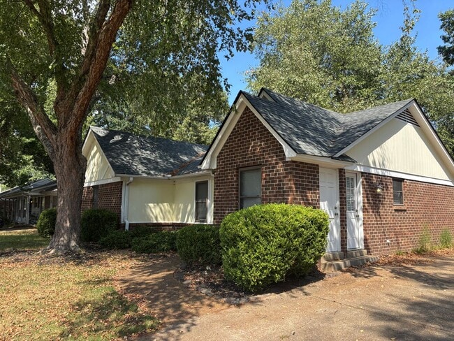 Foto del edificio - 3104 Ingleside Dr
