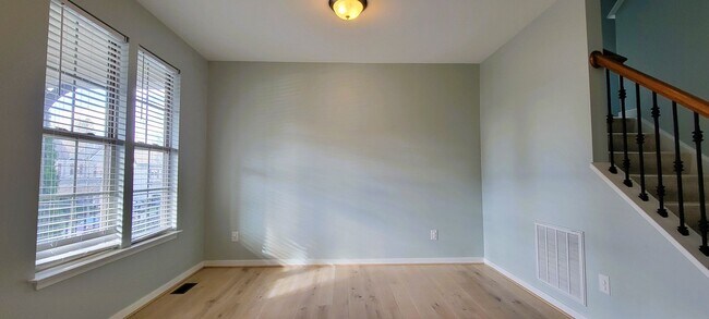 Foto del edificio - Large 4 bedroom 3 1/2 bath home that backs up to the 15th green in Magnolia Green.