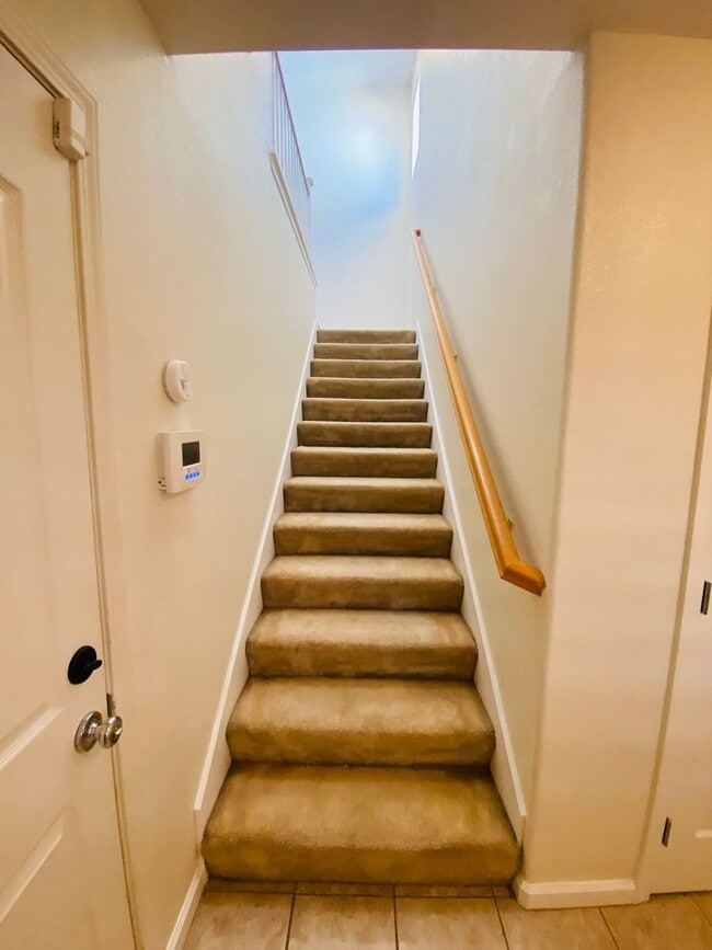 Building Photo - Gorgeous Townhouse with Attached Single-Ca...