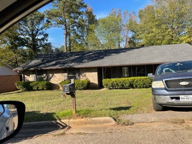 Primary Photo - 905 Willow Dr