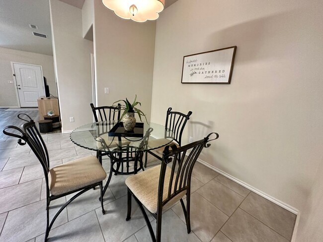 Foto del edificio - Furnished Short Term Rental