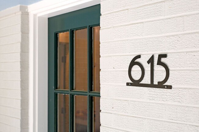 Foto del edificio - Updated Keswick Cottage on Over 7 Acres