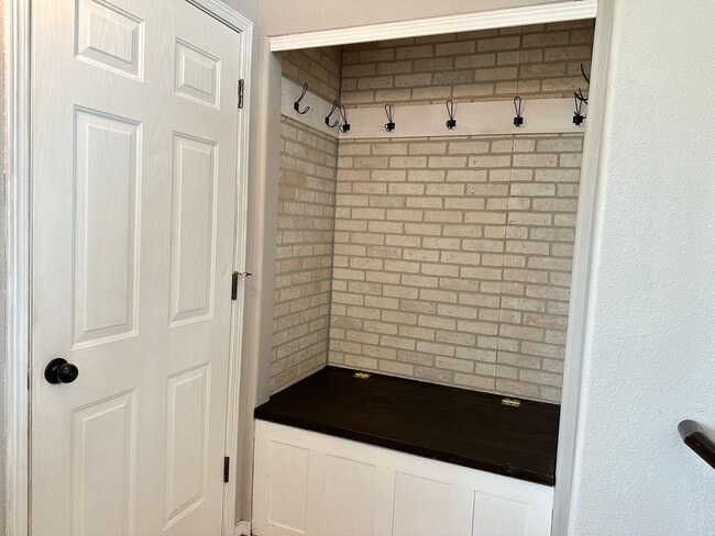Building Photo - 5 Bedroom 2 Bath South Fargo