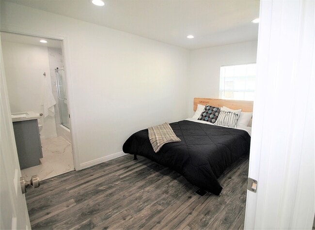 Building Photo - 4233 Lockwood Ave