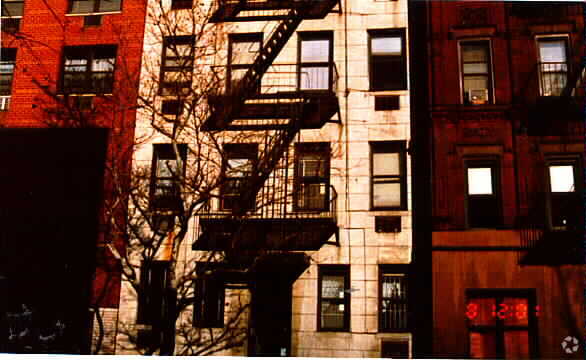 Foto principal - 243 E 83rd St