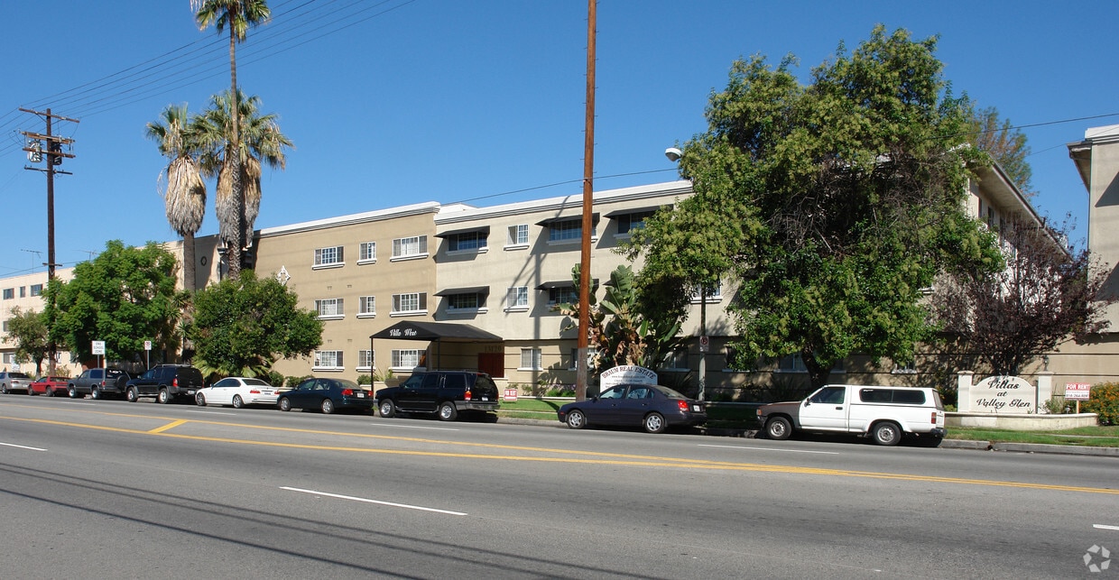 Building Photo - Villa West