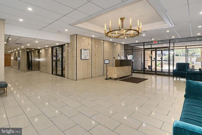 Foto del edificio - 6101 Edsall Rd