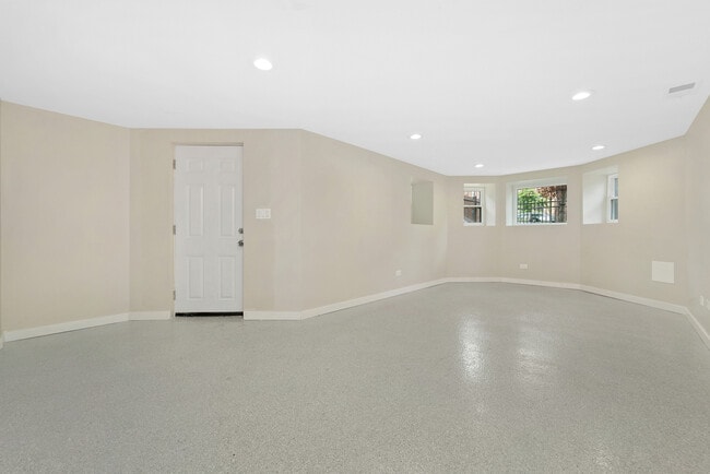 Building Photo - 1341 W Foster Ave
