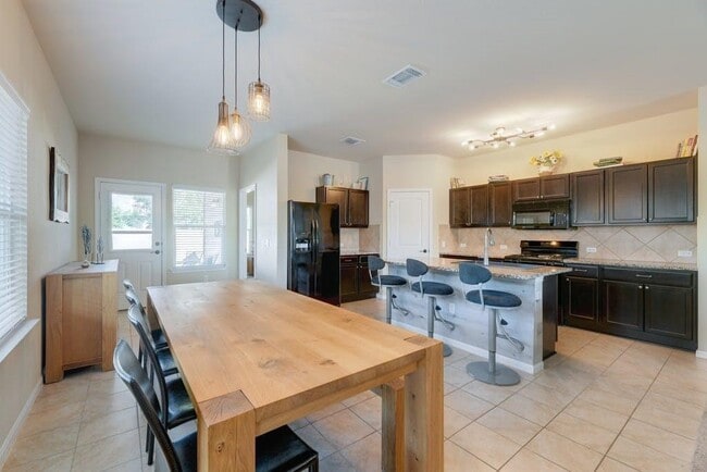 Foto del edificio - 1511 Cedrus Rd