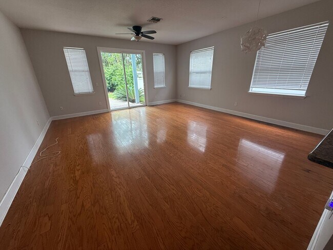 Building Photo - 3 Bed/2.5 Bath, 2 Story Townhouse in Summi...