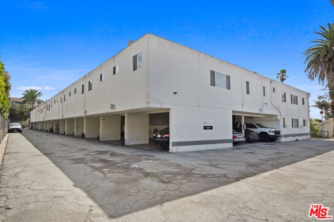 Building Photo - 115 N Oak St