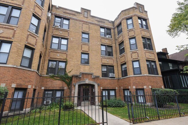 Building Photo - 1417 W Hutchinson St