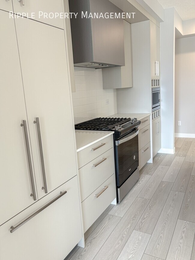 Photo du bâtiment - COMING SOON! INCREDIBLE 3 BEDS\2 BATHS CONDO