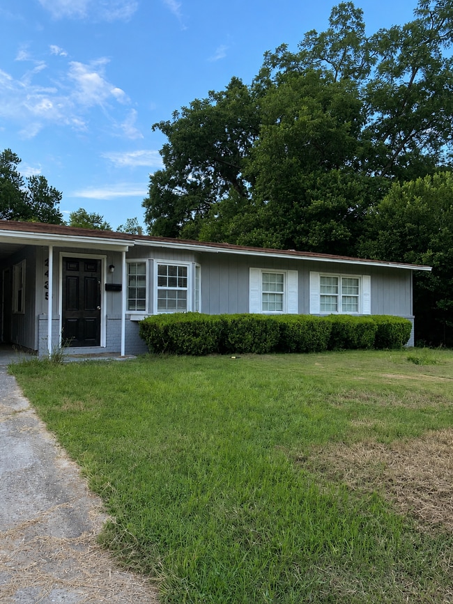 Building Photo - 2435 Thrasher Ave