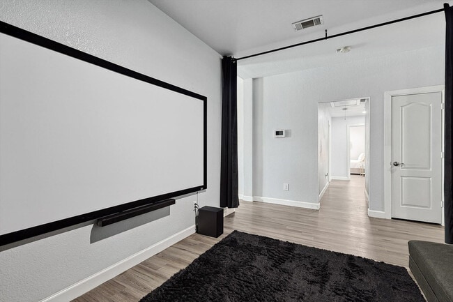 Building Photo - 521 E Robin Ct