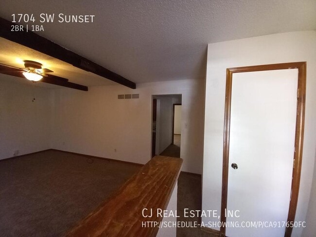 Building Photo - 1704 SW Sunset-