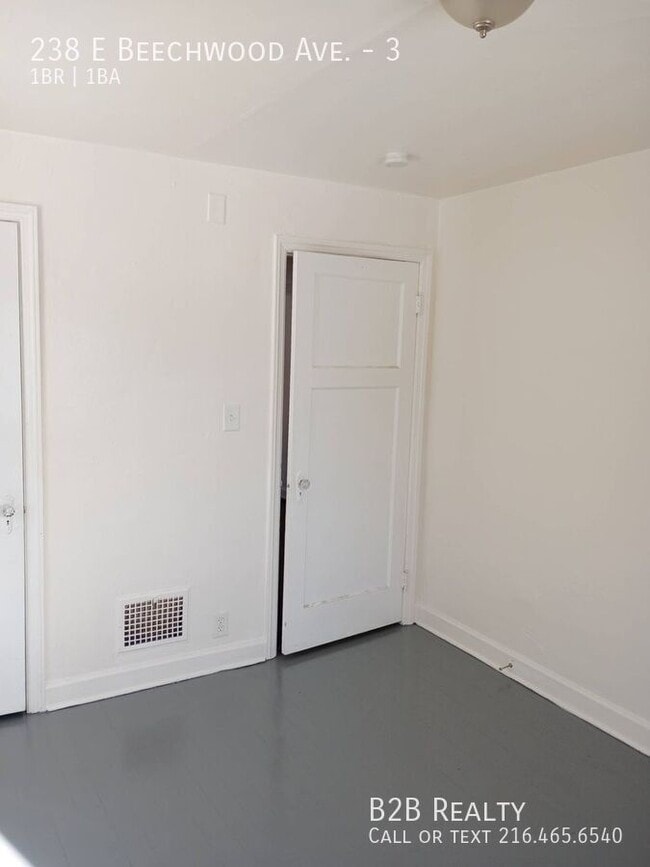 Building Photo - 238 E Beechwood Ave