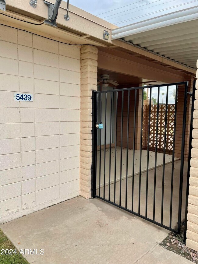 Building Photo - 5439 W Glenrosa Ave