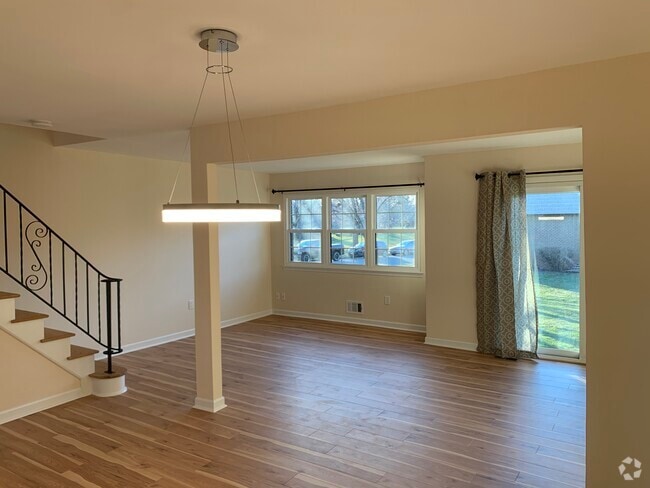 Building Photo - 1702 Regents Ct