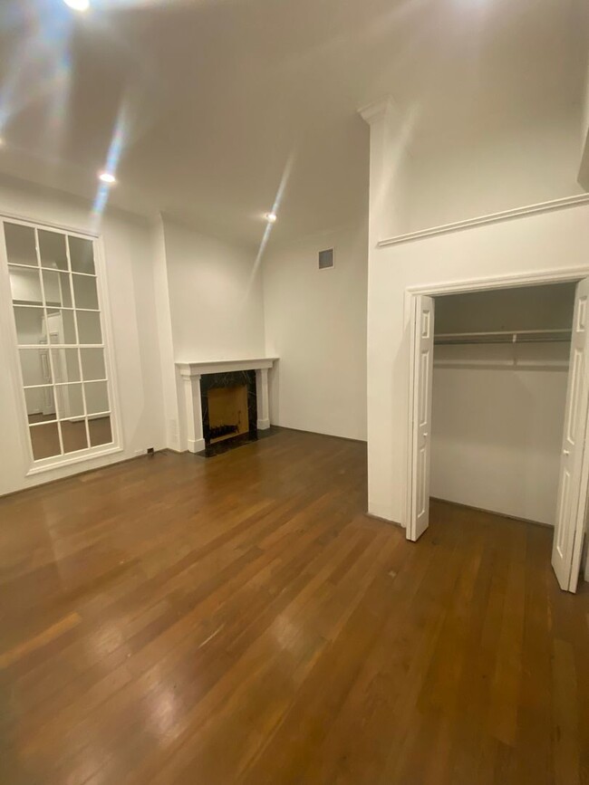 Building Photo - 3 BR/2 BA Apartment above Hyman's Seafood ...