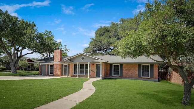 Foto del edificio - BEAUTIFUL SINGLE STORY HOME IN ALAMO HEIGHTS WITH POOL