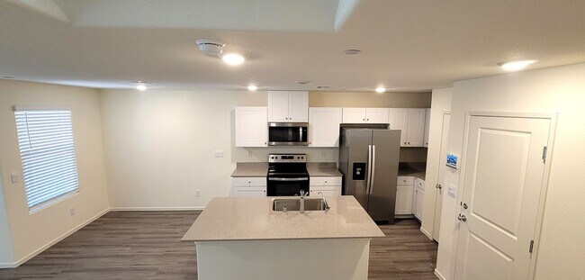 Foto del edificio - LIKE BRAND NEW AND BEAUTIFUL! 3 BEDROOMS, ...