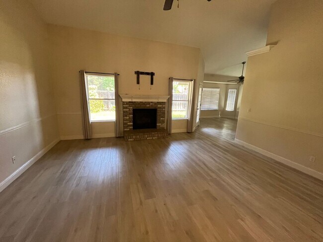 Foto del edificio - Beautiful Home for rent in Visalia, Ca