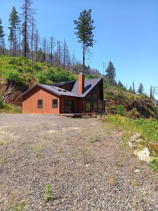 Foto principal - Beautiful Chalet Style Riverfront Property...