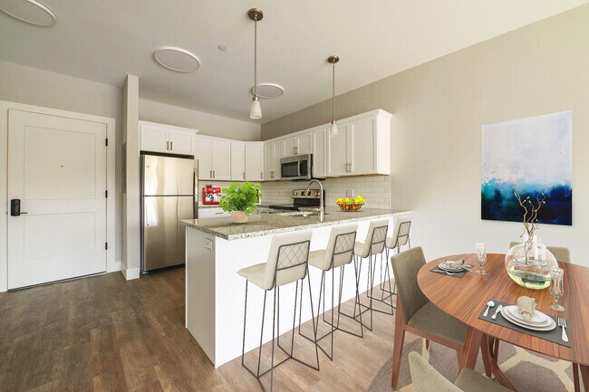 La unidad de 1 dormitorio prácticamente montada muestra área de comedor y asientos en el mostrador. - The Village