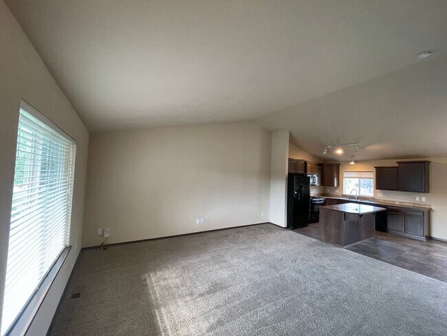 Building Photo - 4 bedroom/2.5 bath Rathdrum Home with RV/B...