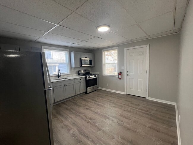 Building Photo - Newly Renovated 4 Bedroom / 2 Bathroom Woo...
