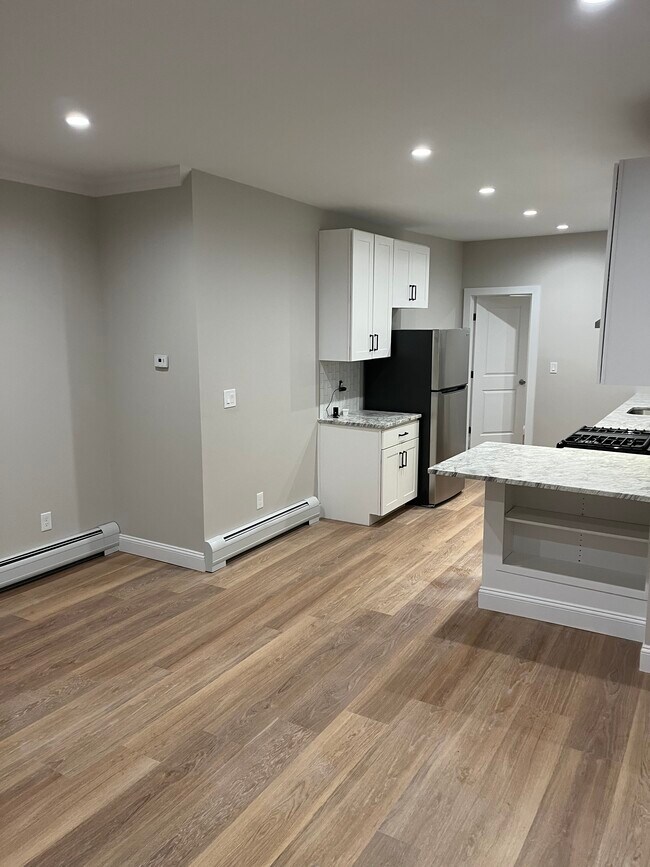 entrance looking into kitchen - 330 Westwood Ave