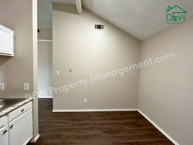 Building Photo - Charming 3-Bedroom Home with Modern Amenit...