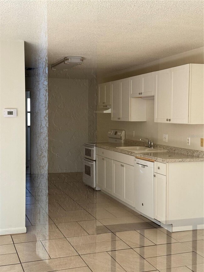 Foto del edificio - 2050 Oleander Blvd